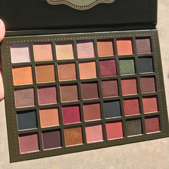 Beauty Creations Olivia 35 Color Eyeshadow Palette - Picture 2 of 6